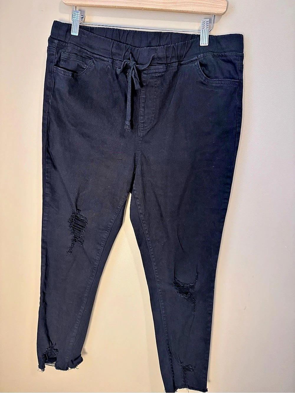 YMI JEANS Women's Black Distressed Pull On Joggers Pants Cropped Stretch XL